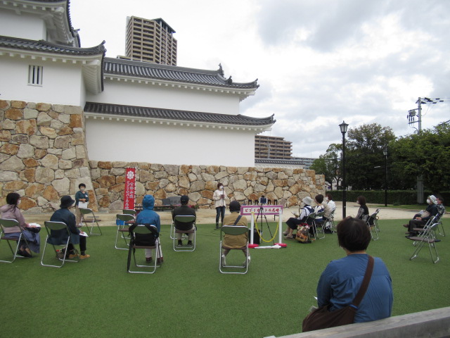 城址公園でのビブリオバトルの様子